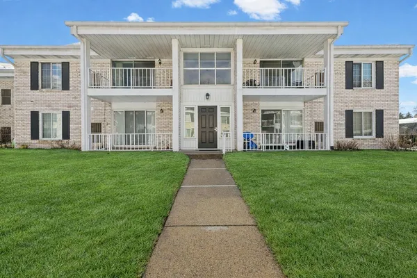 $134,900 | 35934 Ann Arbor Trail, Unit 115, Livonia, MI 48150