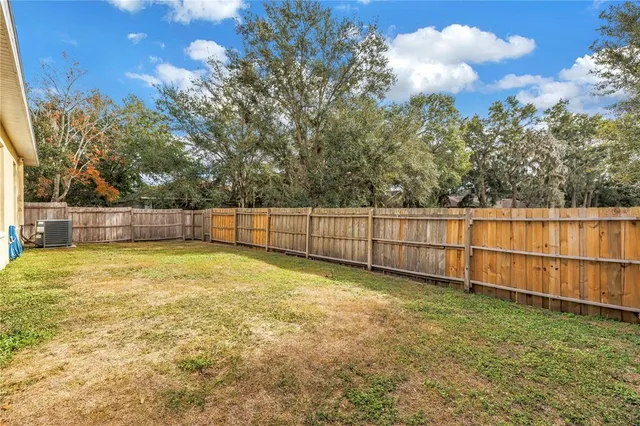 a view of a backyard