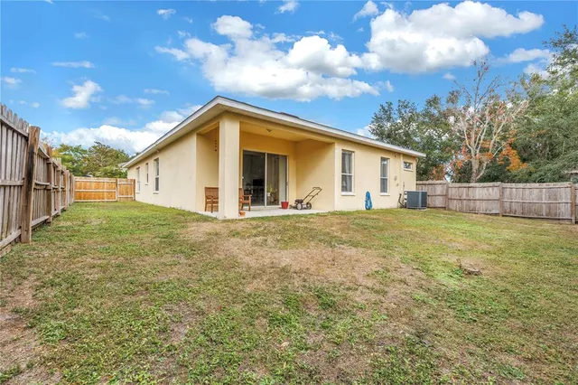 a view of a house with backyard and garden