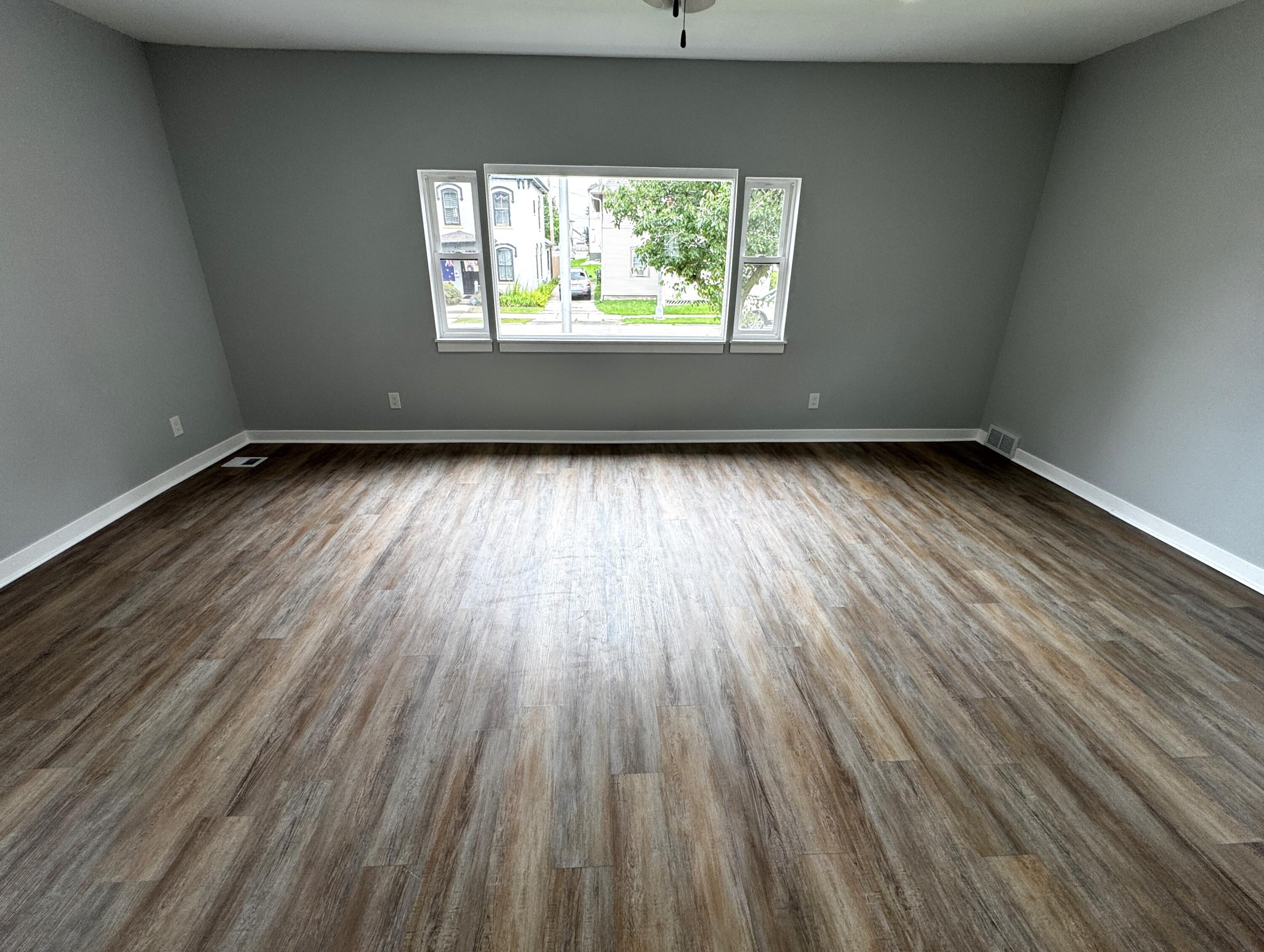 924 Wisconsin Avenue Racine, WI 53403 - Photo 4 of 32 Living Room 4