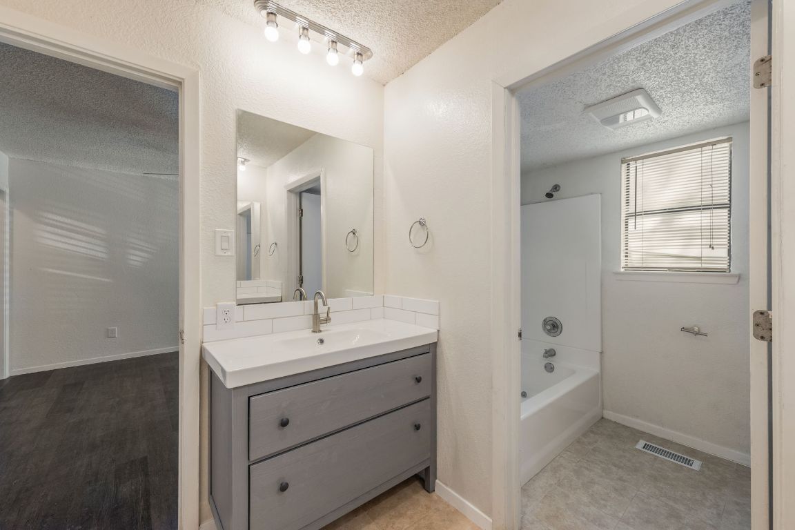 4518 Speedway, Unit B Austin, TX 78751 - Photo 5 of 7 a bathroom with a sink a mirror and a bathtub