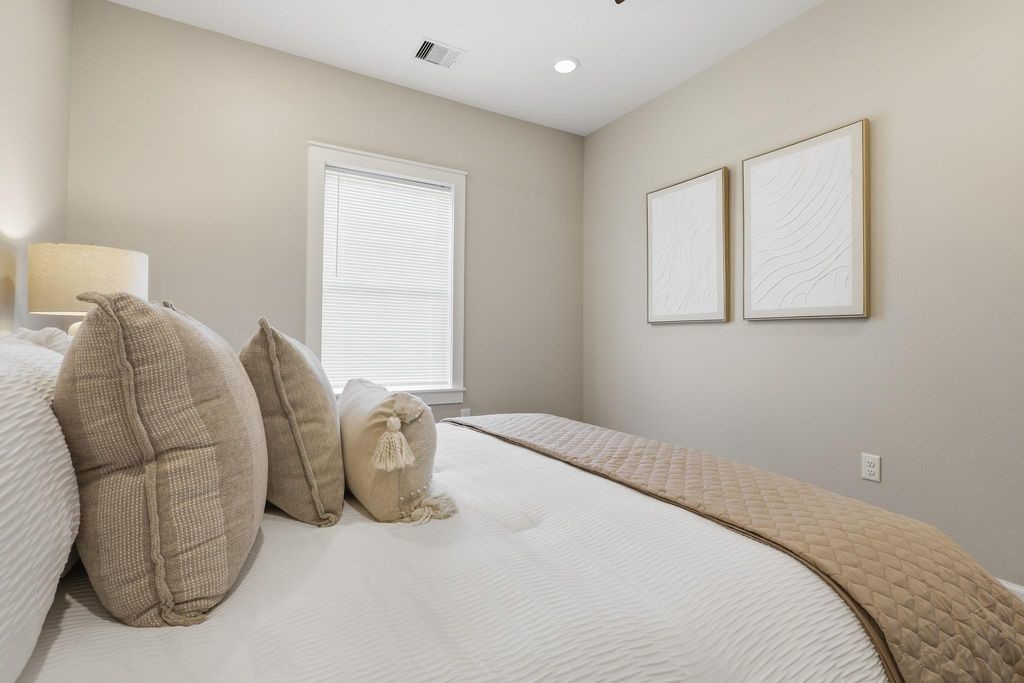 4723 Mallow Street, Unit B Houston, TX 77033 - Photo 16 of 27