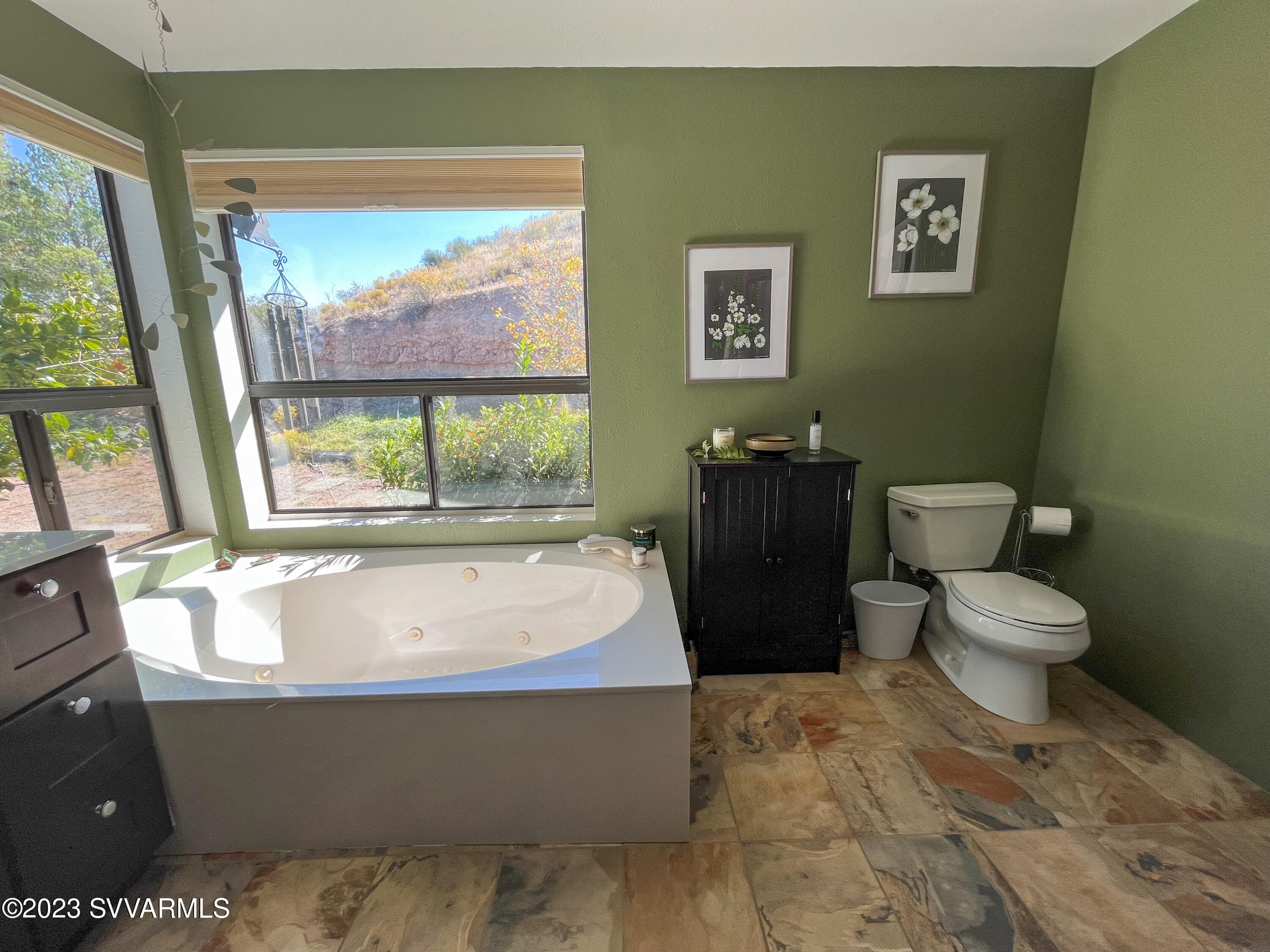 4605 Pima Way Rimrock, AZ 86335 - Photo 31 of 77 a bathroom with a bathtub and toilet