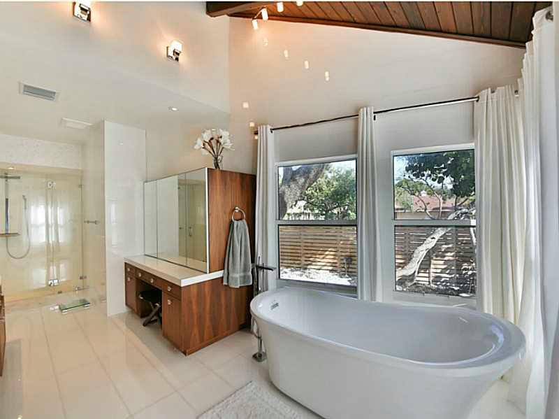 1 Seneca Road Sea Ranch Lakes, FL 33308 - Photo 20 of 35 a spacious bathroom with a tub a mirror and a sink
