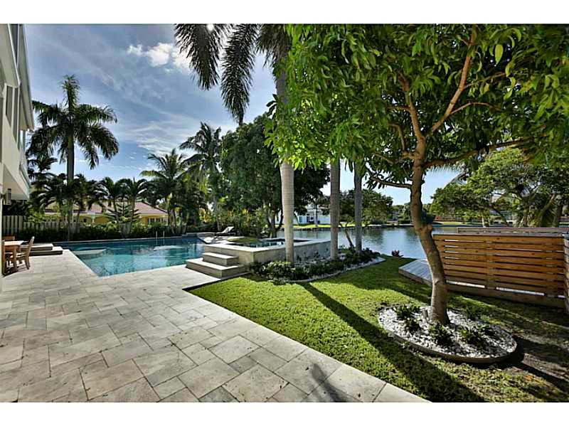1 Seneca Road Sea Ranch Lakes, FL 33308 - Photo 25 of 35 a view of a backyard with sitting area