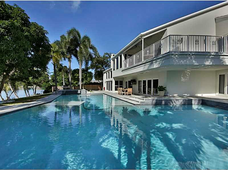 1 Seneca Road Sea Ranch Lakes, FL 33308 - Photo 26 of 35 a view of pool with brick walls