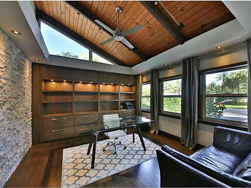 1 Seneca Road Sea Ranch Lakes, FL 33308 - Photo 4 of 35 a living room with furniture