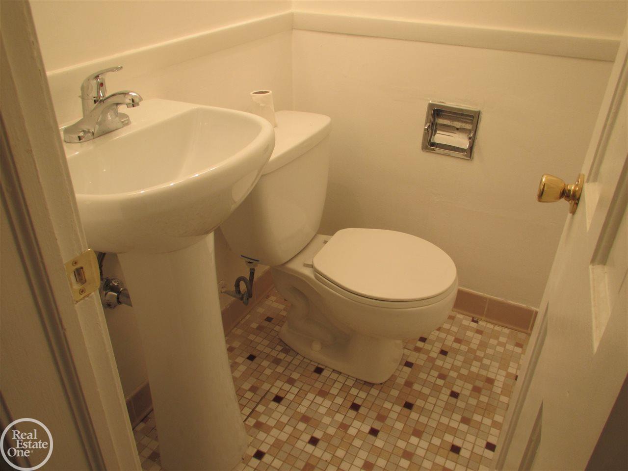 1323 Hampton Road Grosse Pointe Woods, MI 48236 - Photo 31 of 40