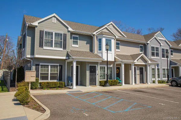 $2,800 | 24 Robert Court Street, Amityville, NY 11701