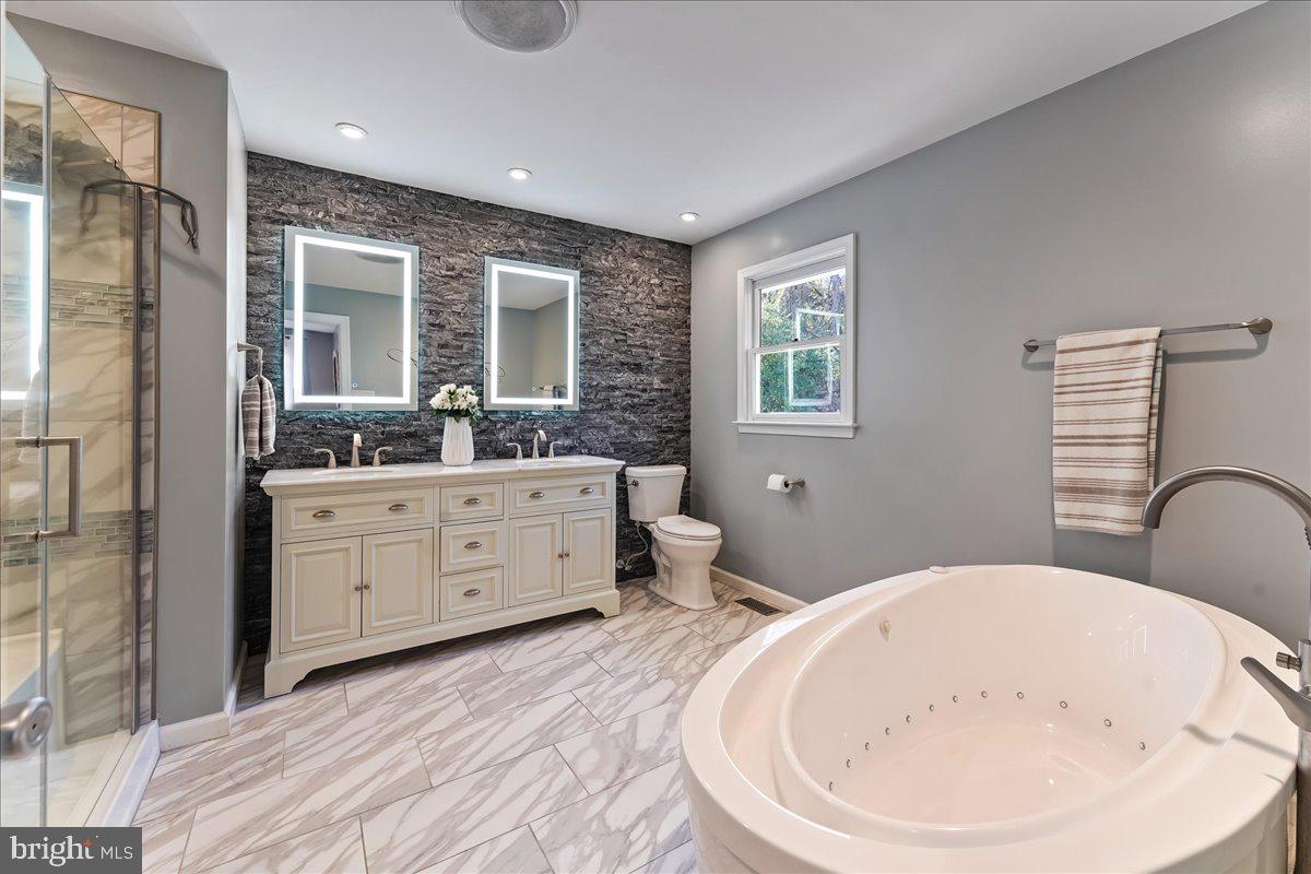 75 New Road Aston, PA 19014 - Photo 24 of 59 Jetted stand alone tub!