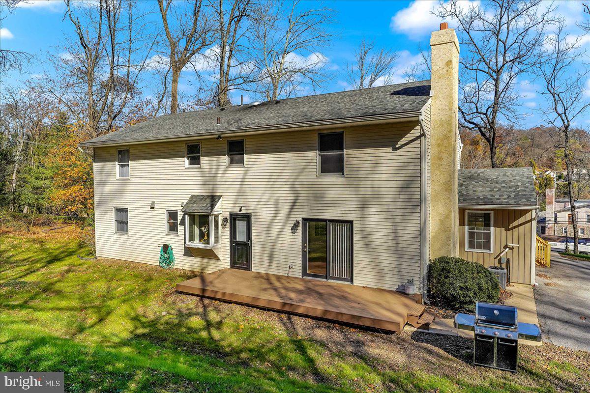 75 New Road Aston, PA 19014 - Photo 49 of 59 Rear of home with deck