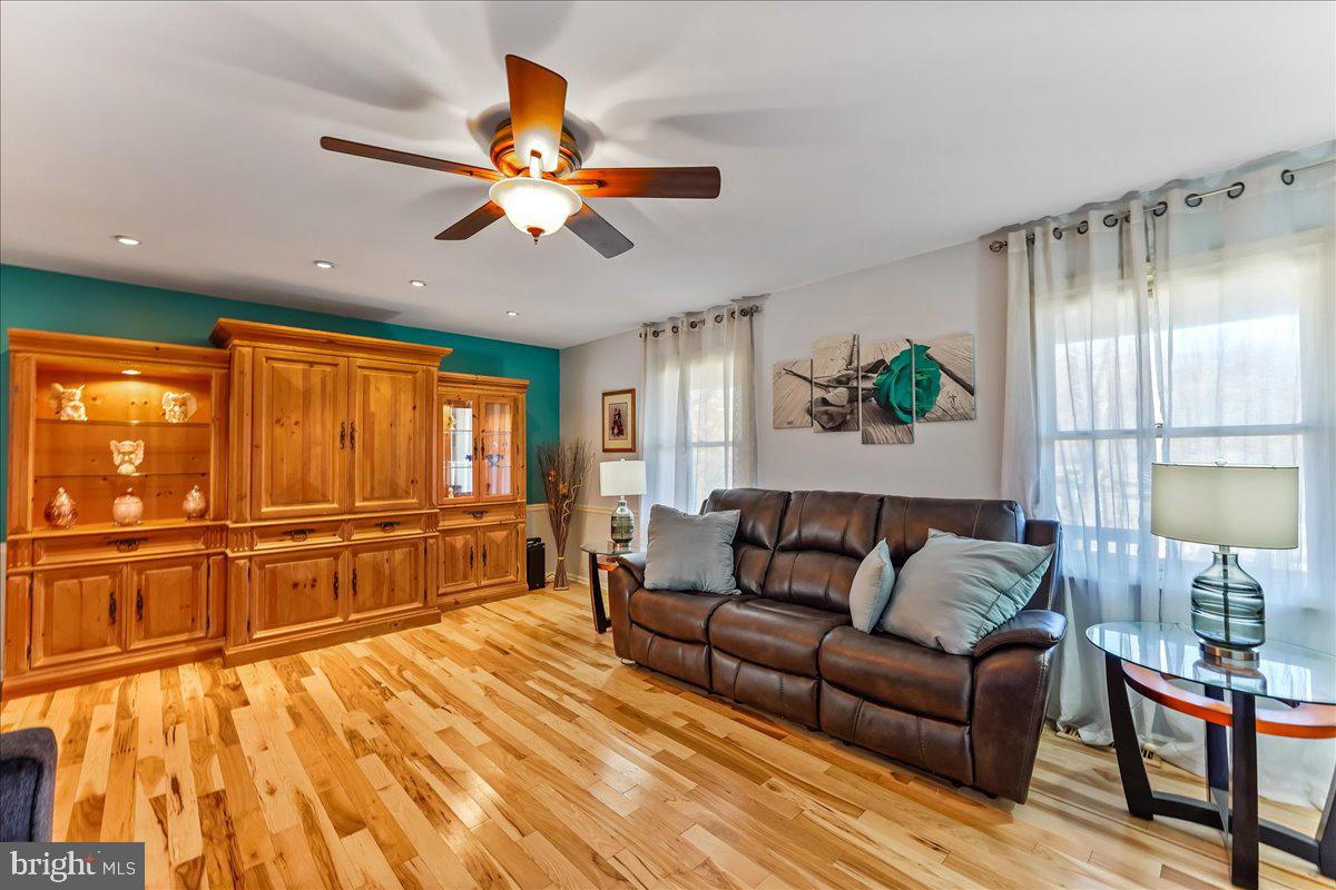 75 New Road Aston, PA 19014 - Photo 6 of 59 Living Room