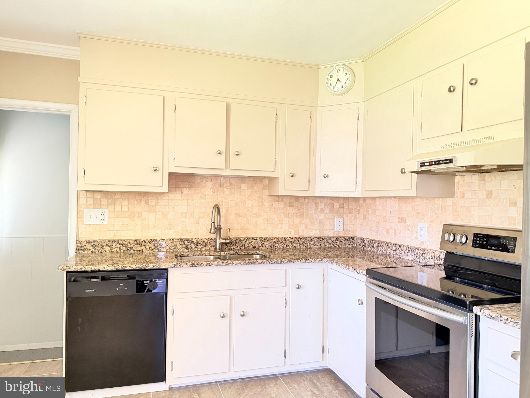 6 East Aylesbury Road Lutherville-Timonium, MD 21093 - Photo 6 of 19 Charming kitchen with modern finishes.