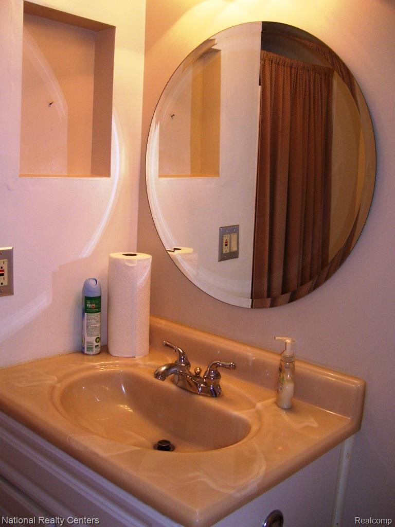 19603 West 12 Mile Road, Unit 102 Southfield, MI 48076 - Photo 20 of 25 2nd full bath.jpg