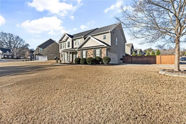a view of house with a yard