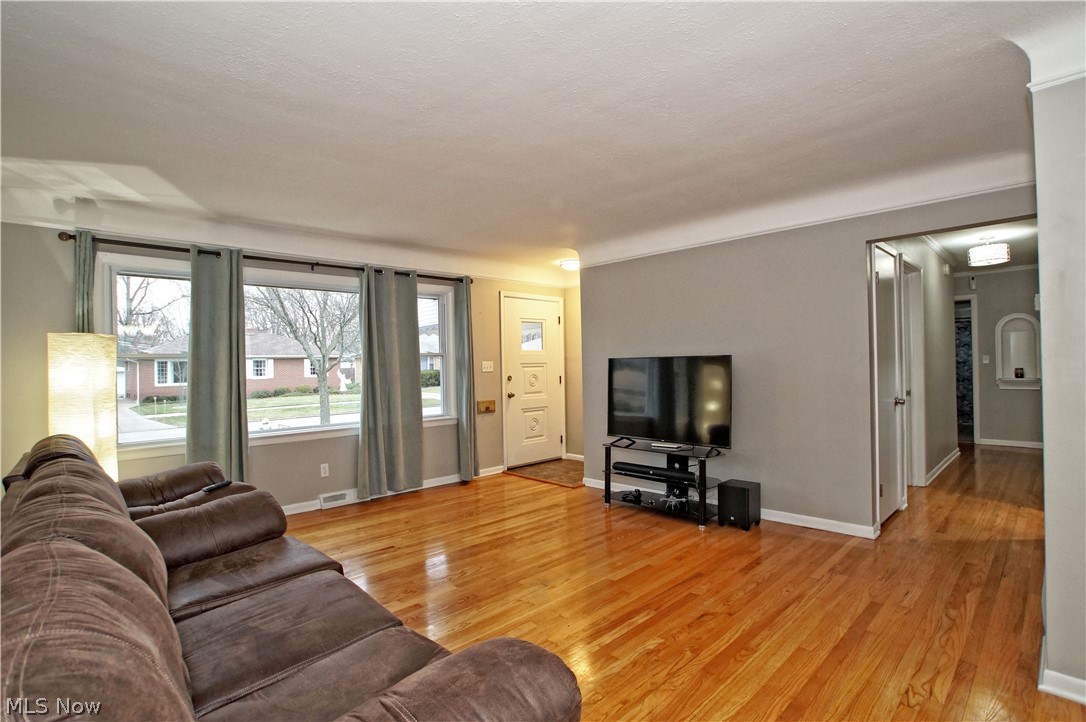 6934 Maplewood Road Cleveland, OH 44130 - Photo 3 of 31 Gallery Image 3