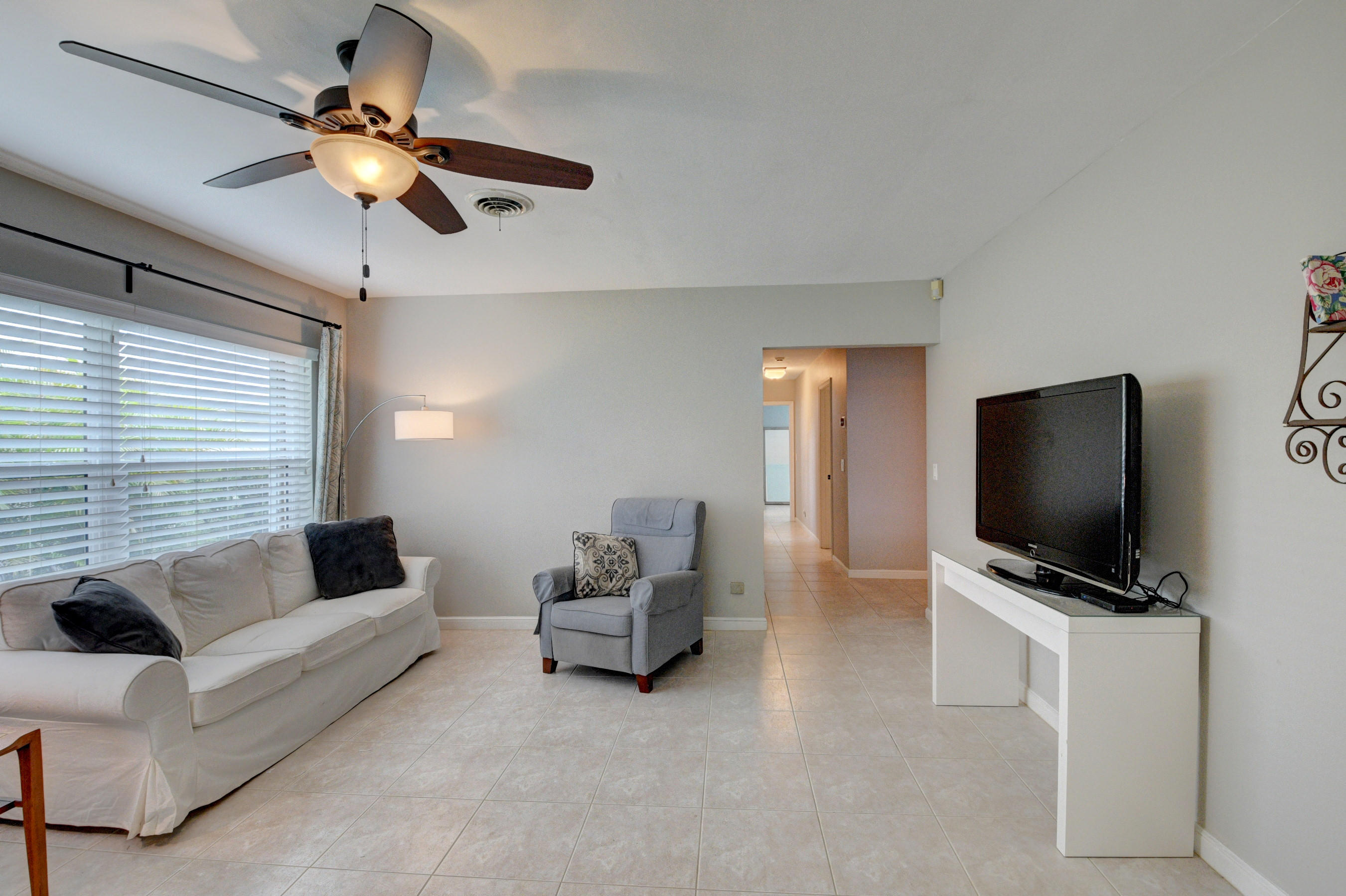 975 Southwest 12th Terrace Boca Raton, FL 33486 - Photo 4 of 28 Living Room