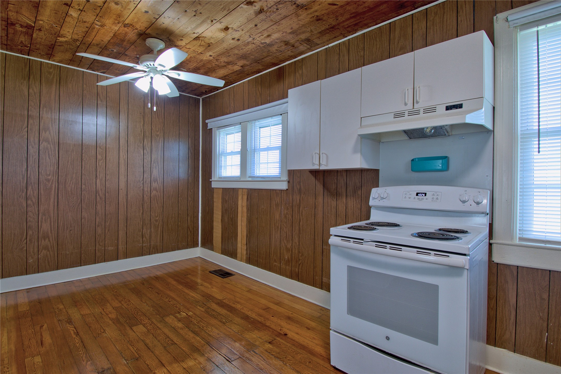 8402 Elroy Road Del Valle, TX 78617 - Photo 9 of 17 Gallery Image 9