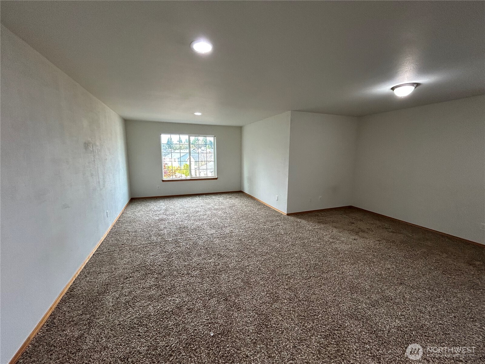 31114 29th Court Southwest Federal Way, WA 98023 - Photo 20 of 40 an empty room with windows and mirror in it