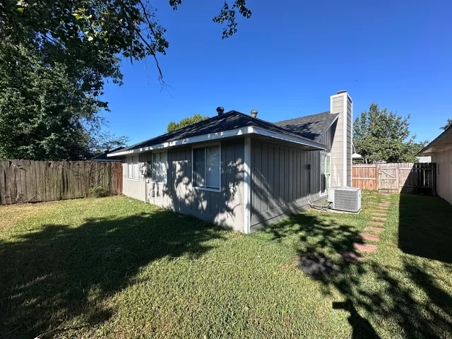 a view of a house with backyard