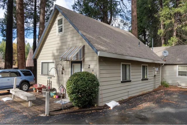 a view of backyard of the house