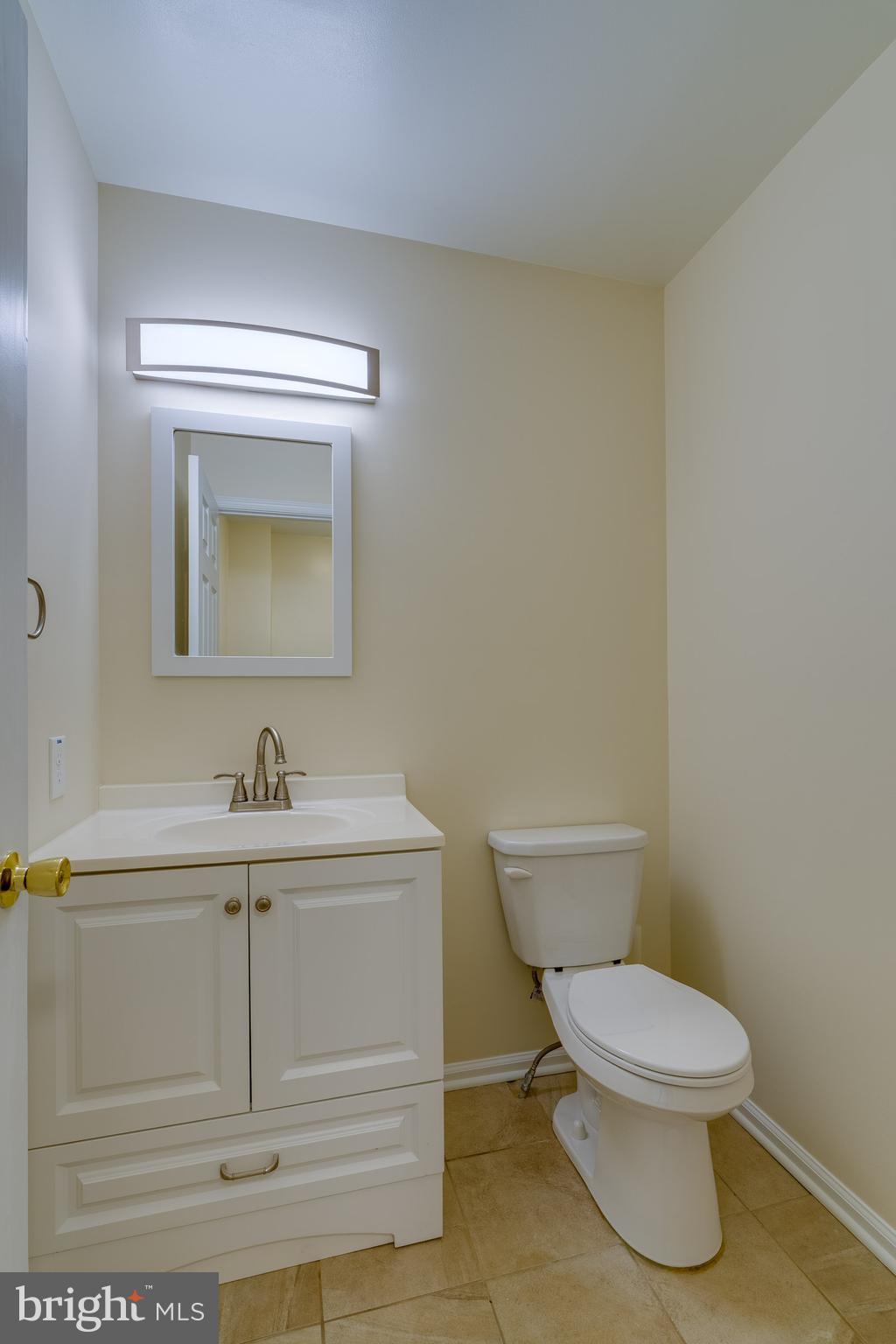 25 Tupelo Street Lititz, PA 17543 - Photo 13 of 20 a bathroom with a toilet a sink and mirror