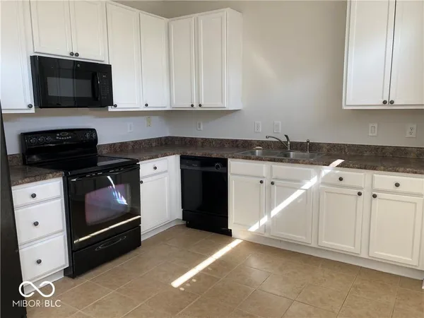 $2,000 | 3981 Eldor Flower Drive, Zionsville, IN 46077