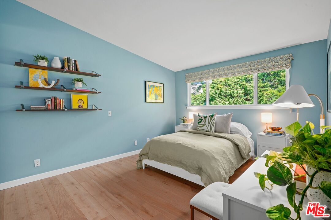 3516 Shoreheights Drive Malibu, CA 90265 - Photo 20 of 29 a bedroom with bed and window