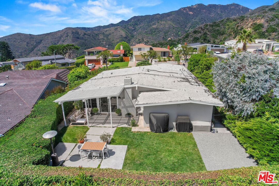 3516 Shoreheights Drive Malibu, CA 90265 - Photo 28 of 29 a view of a patio in front of house