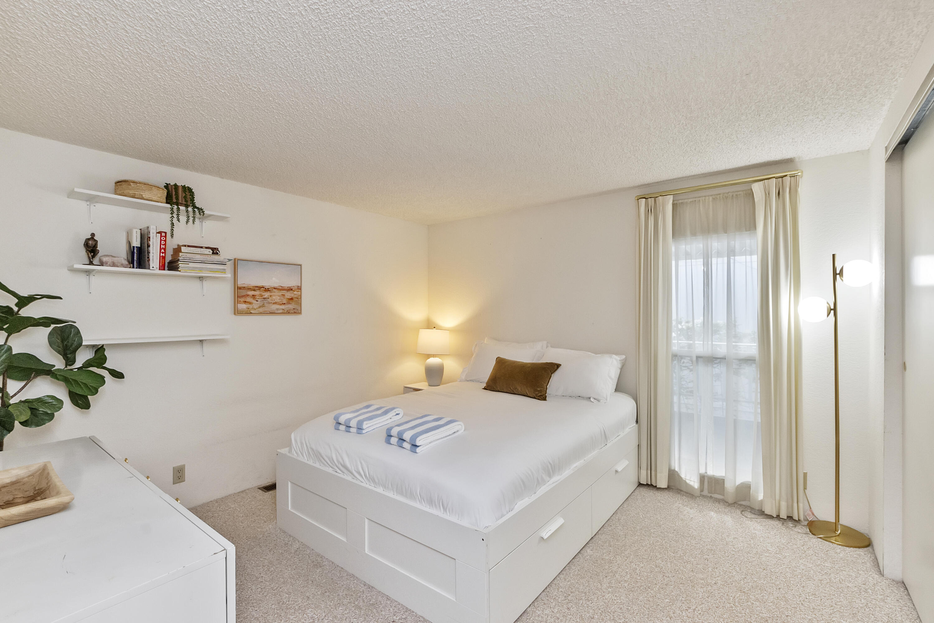 74711 Dillon Road, Unit 545 Desert Hot Springs, CA 92241 - Photo 20 of 42 a room with a bed and a potted plant