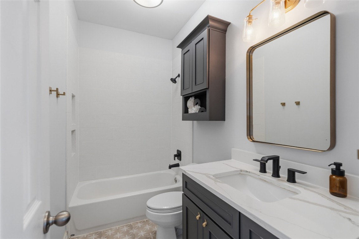 421 Harvard Street, Unit E Houston, TX 77007 - Photo 11 of 21 Secondary bath