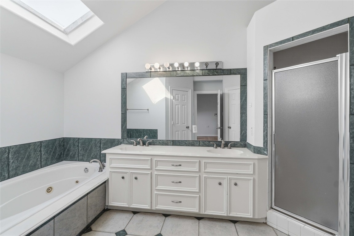 421 Harvard Street, Unit E Houston, TX 77007 - Photo 15 of 21 Primary bath