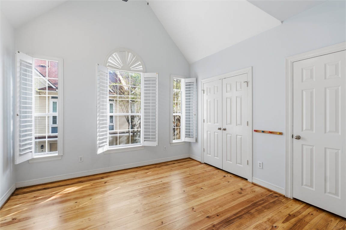 421 Harvard Street, Unit E Houston, TX 77007 - Photo 5 of 21 Secondary bedroom on 2nd floor