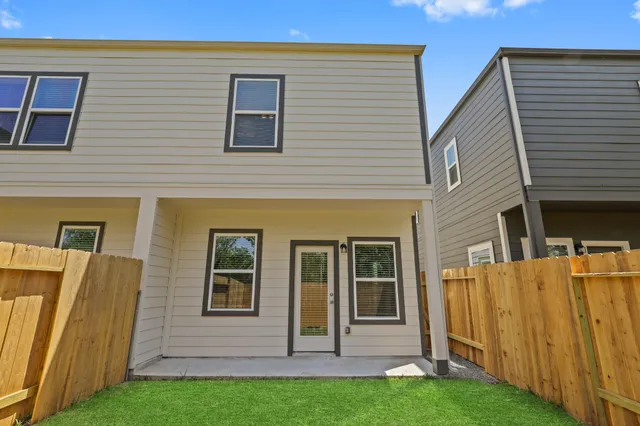a view of a house with backyard