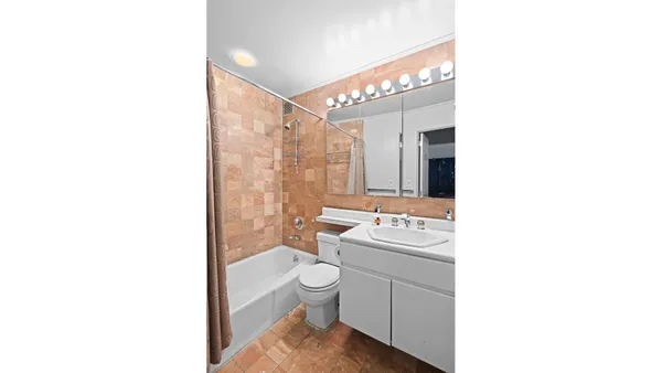 $4,250 | 425 East 78th Street, Unit 5B | Upper East Side