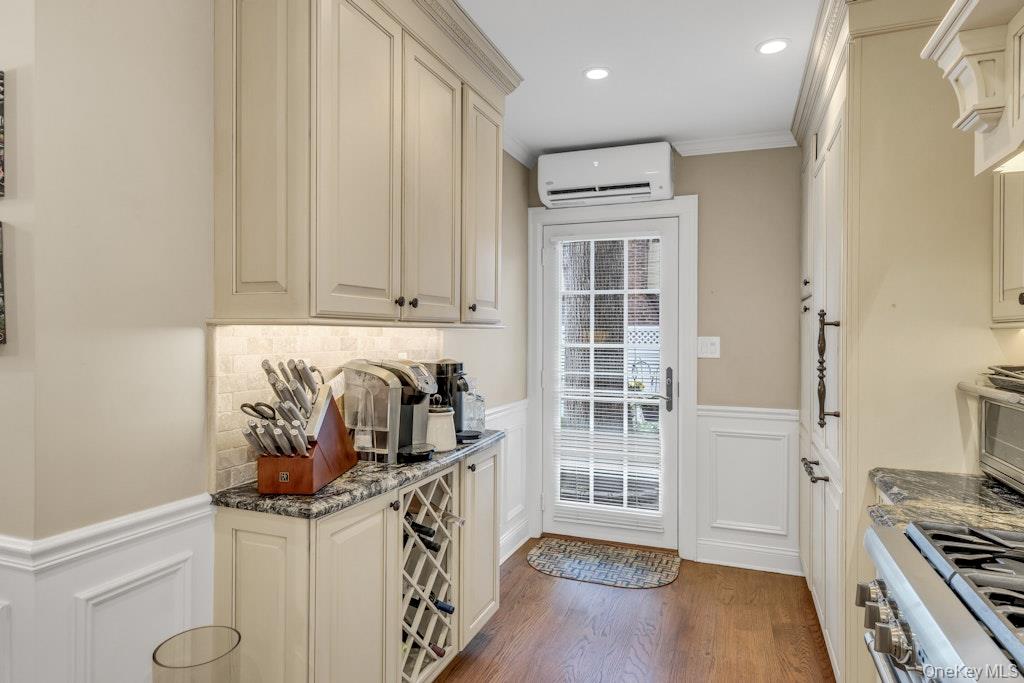 128 Stuart Street Lynbrook, NY 11563 - Photo 13 of 33