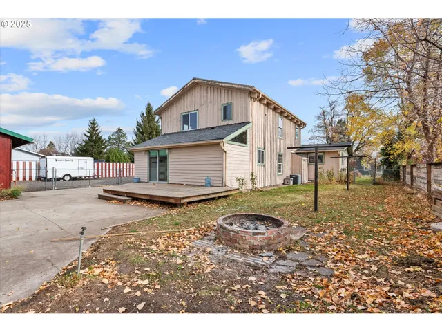 a view of a house with backyard
