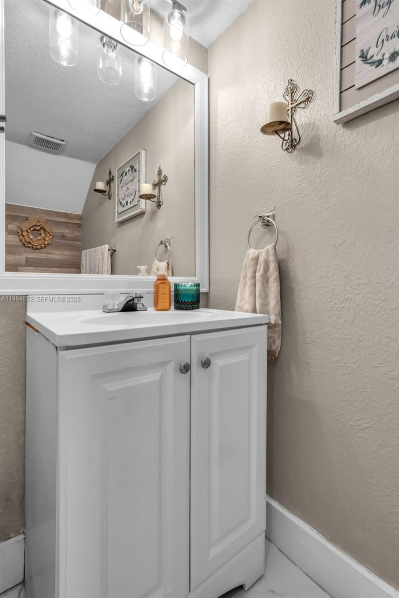 8253 Northwest 192nd Terrace Hialeah, FL 33015 - Photo 15 of 36