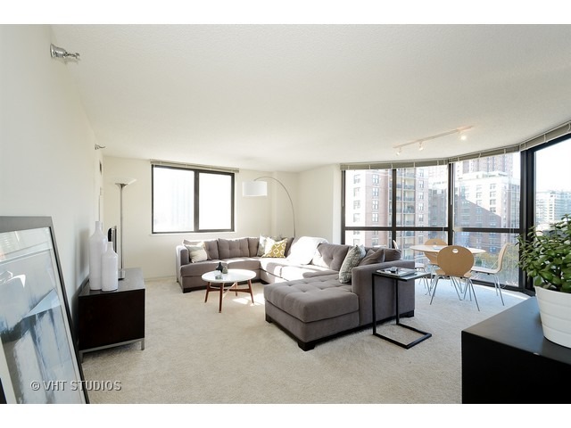 33 West Delaware Place, Unit 7J Chicago, IL 60610 - Photo 2 of 11