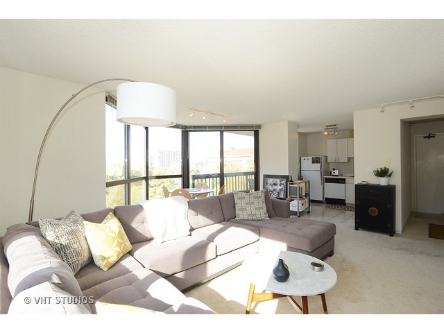33 West Delaware Place, Unit 7J Chicago, IL 60610 - Photo 3 of 11