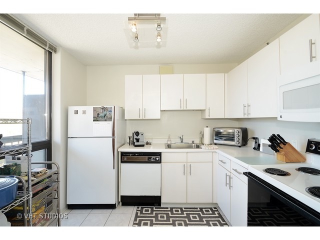 33 West Delaware Place, Unit 7J Chicago, IL 60610 - Photo 4 of 11