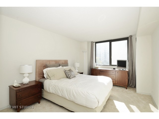 33 West Delaware Place, Unit 7J Chicago, IL 60610 - Photo 6 of 11