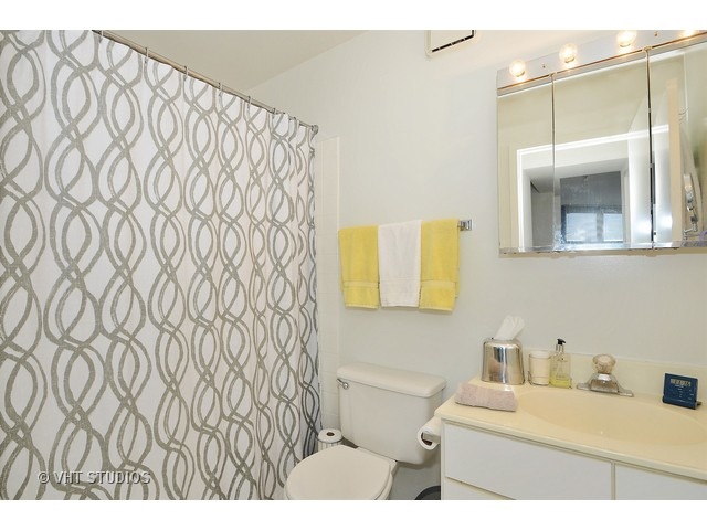 33 West Delaware Place, Unit 7J Chicago, IL 60610 - Photo 8 of 11