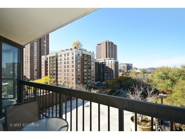 33 West Delaware Place, Unit 7J Chicago, IL 60610 - Photo 9 of 11