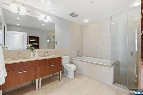 $1,079,000 | 8125 River Road, Unit 4E, North Bergen, NJ 07047