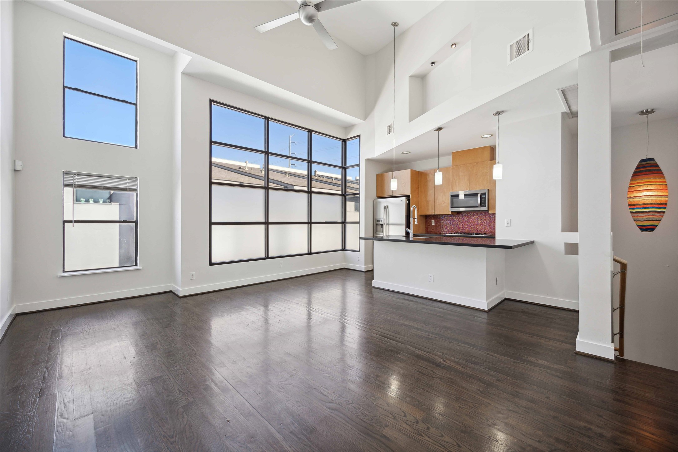1023 Bonner Street, Unit 1023 Houston, TX 77007 - Photo 5 of 24 Beautiful & great natural lighting in living room & kitchen! Wood floors throughout living!