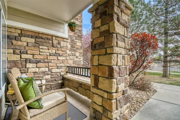 a view of entryway with outdoor seating
