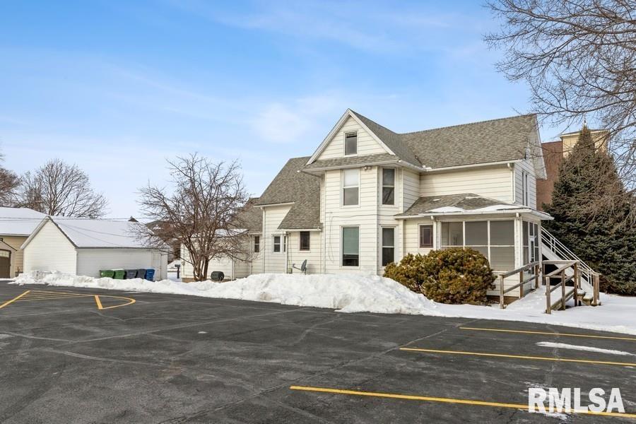 402 South 4th Street Clinton, IA 52732 - Photo 3 of 23
