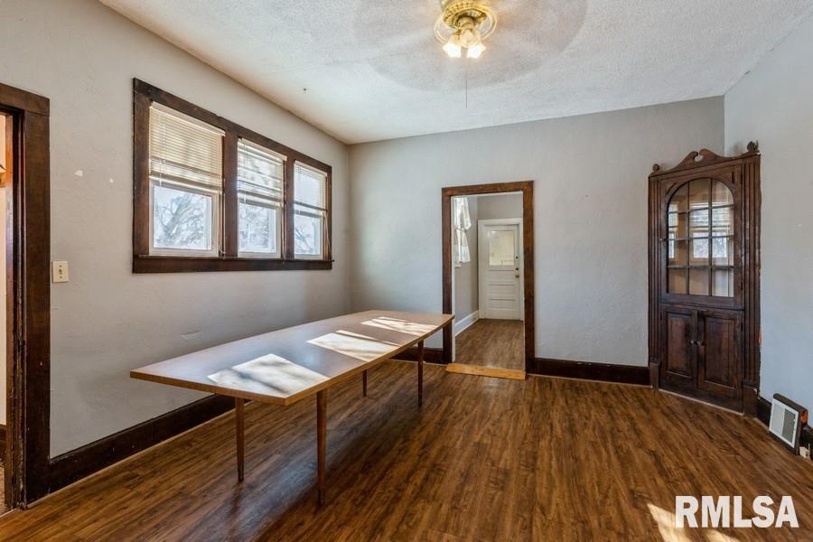 402 South 4th Street Clinton, IA 52732 - Photo 5 of 23