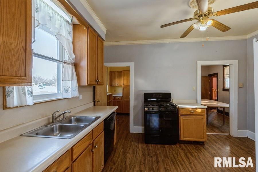 402 South 4th Street Clinton, IA 52732 - Photo 6 of 23